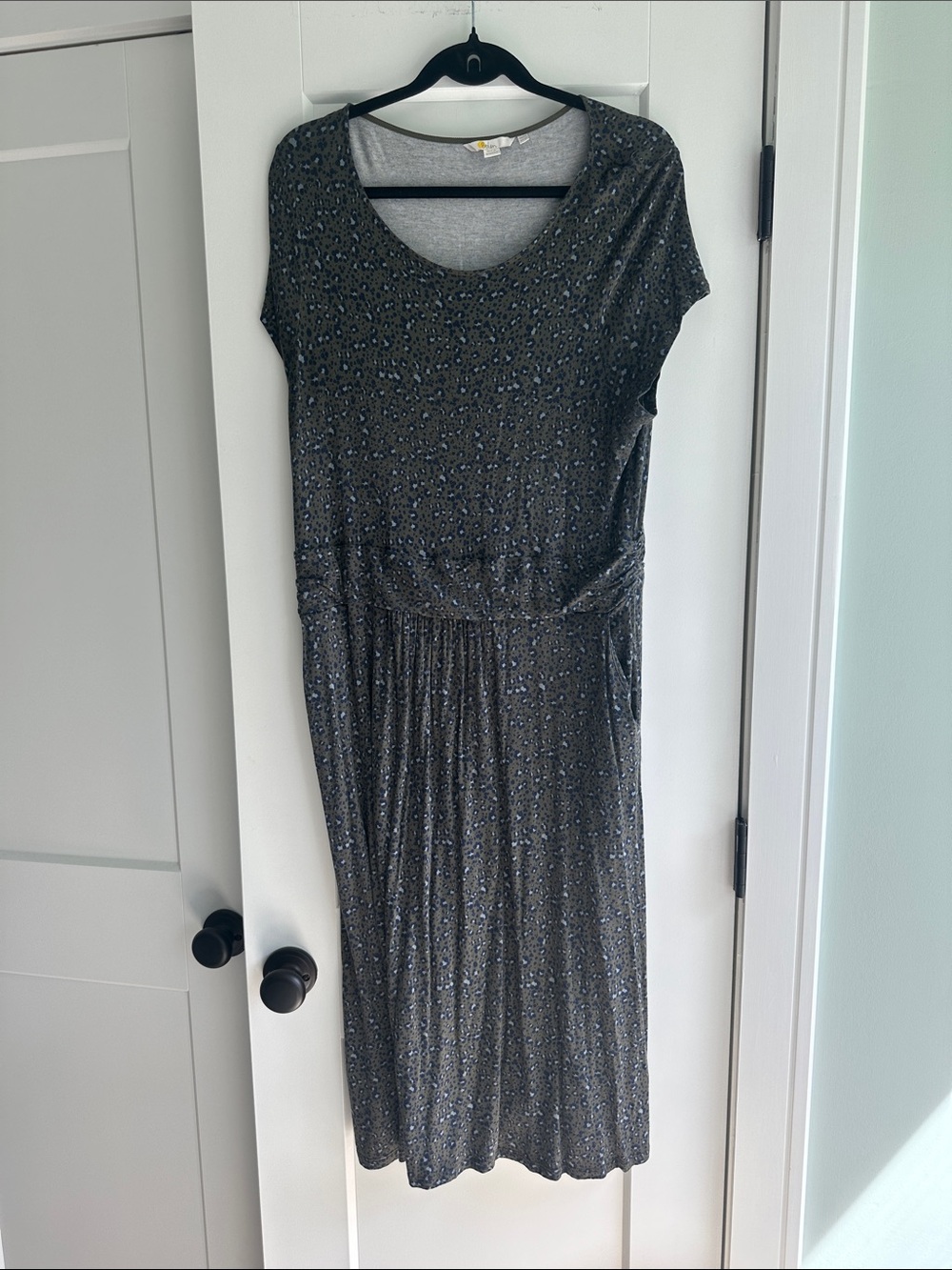 Boden Short-Sleeve stretch Midi Dress with pockets - Women’s size 16